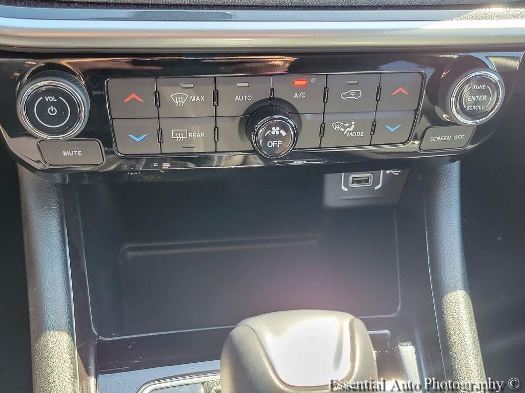 Used 2022 Billet Silver Metallic Jeep Latitude image 12