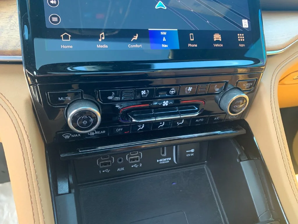 Used 2023  Jeep Summit Reserve image 23