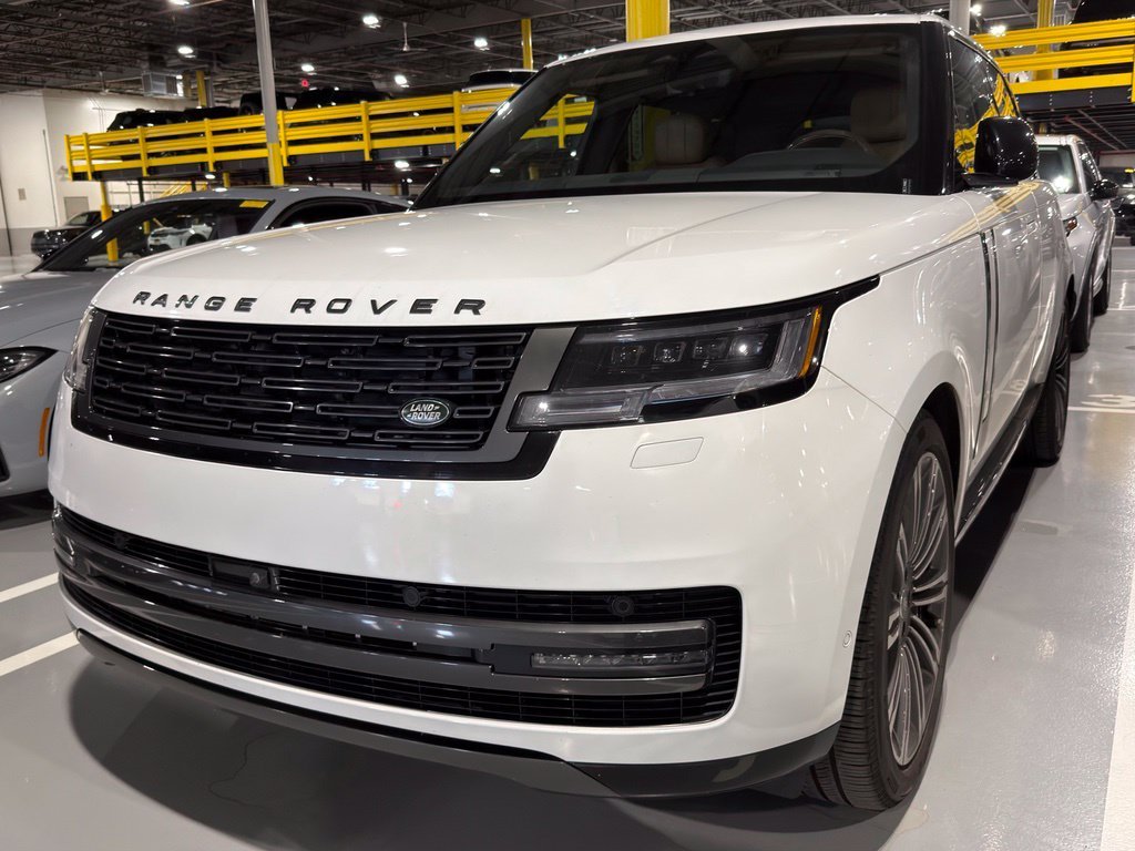 Used 2024  Land Rover SE image 1