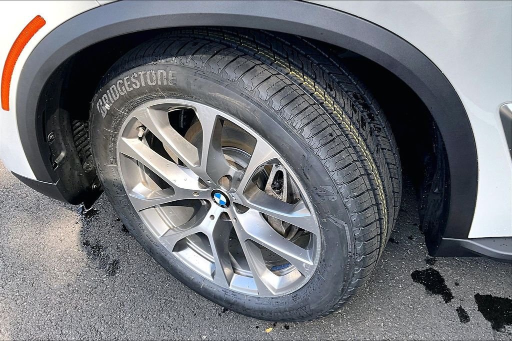 Used 2025 White BMW xDrive40i image 8
