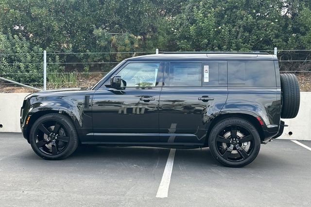 New 2026 Santorini Black Land Rover X-Dynamic SE image 2