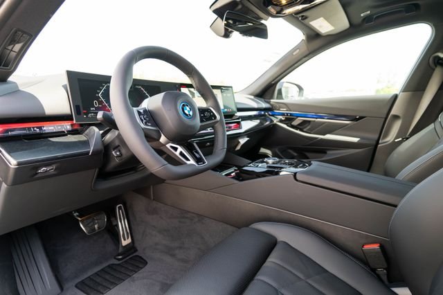 New 2027 Black Sapphire Metallic BMW 550e xDrive image 4