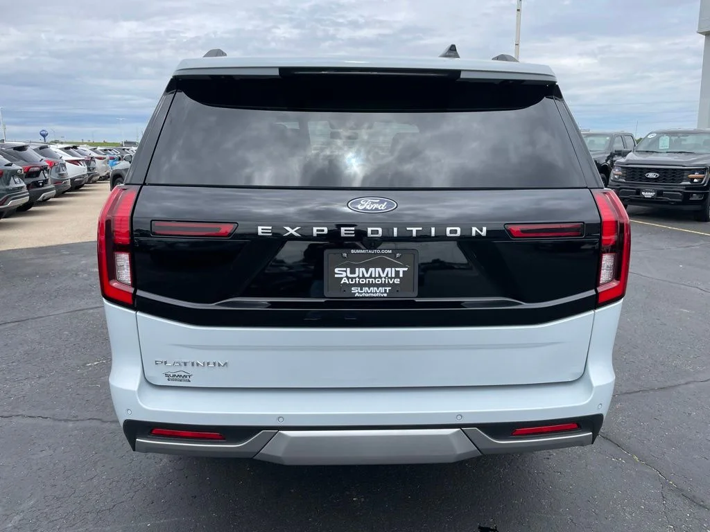 Used 2025 Silver Metallic Ford Platinum image 39