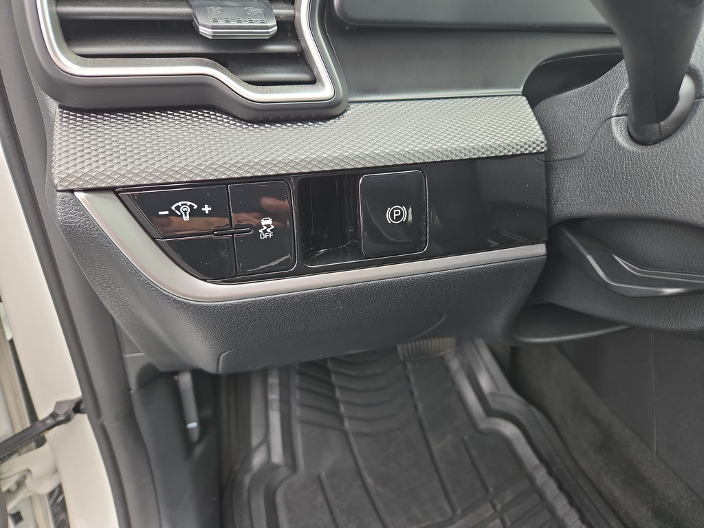 Used 2023 White Kia LX image 23