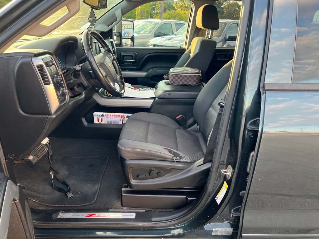 Used 2019 Gray Chevrolet LT image 3