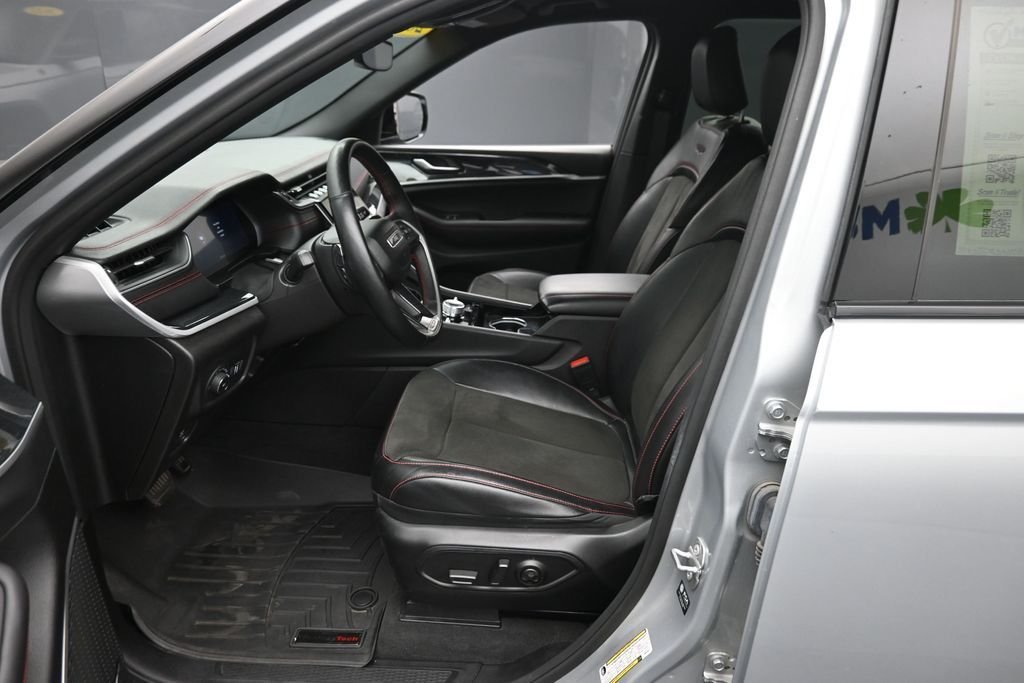 Used 2022 Silver Jeep Trailhawk image 18