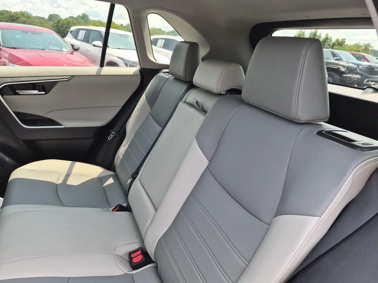 Used 2023 Wind Chill Pearl Toyota XLE Premium image 33