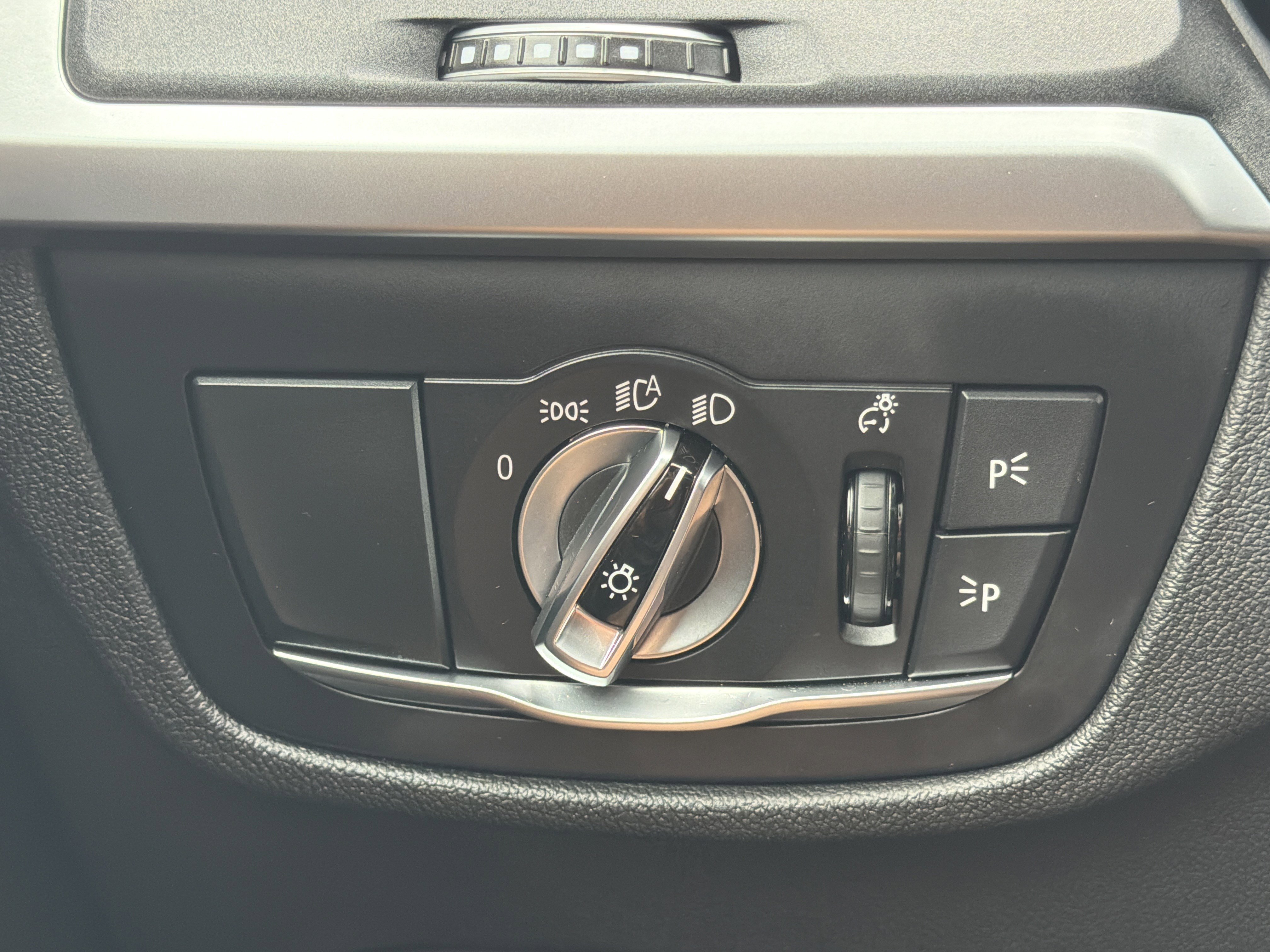 Used 2025 Mineral White Metallic BMW xDrive30i image 14