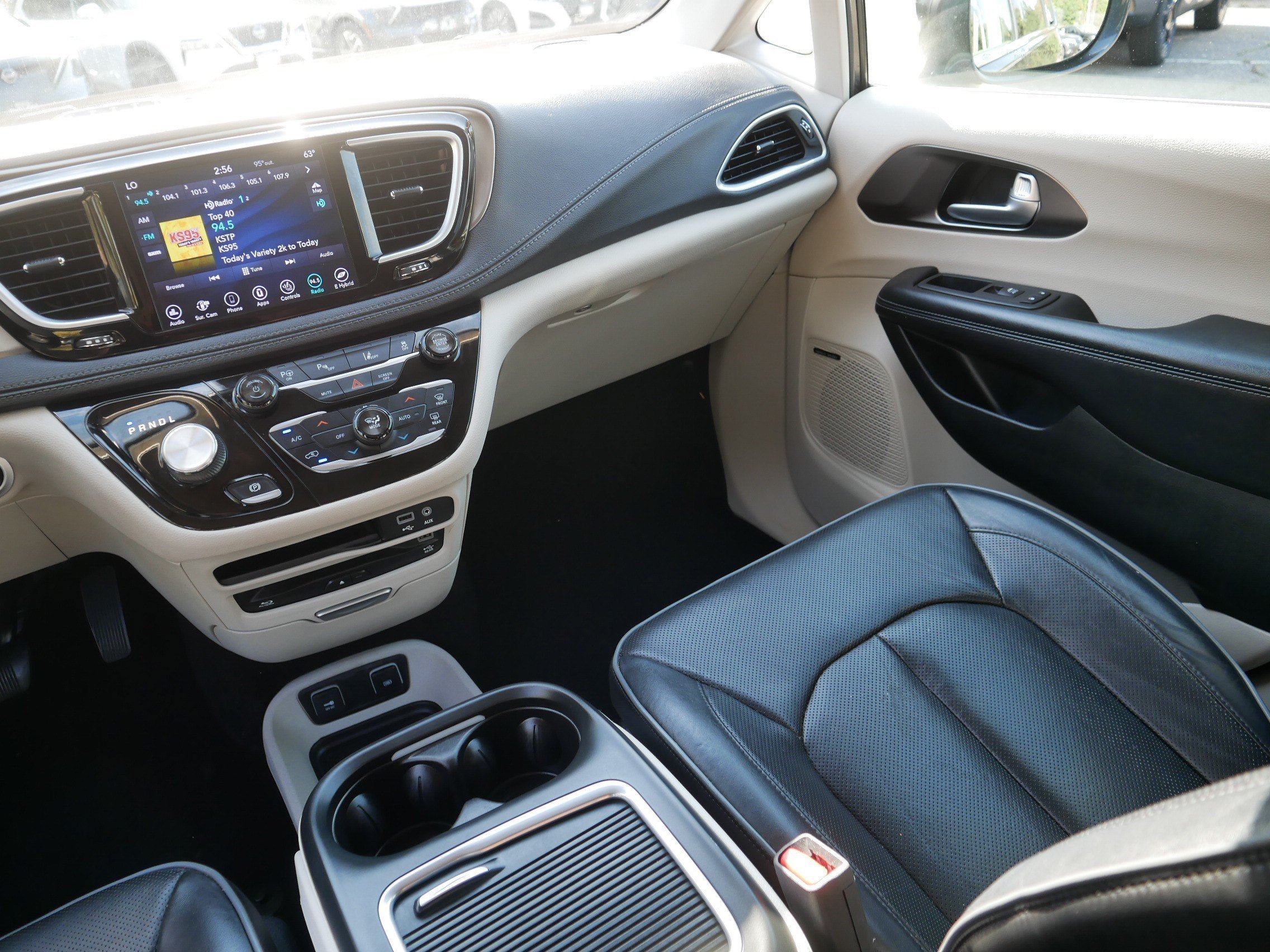 Used 2018 Granite Crystal Metallic Clearcoat Chrysler Hybrid Limited image 11