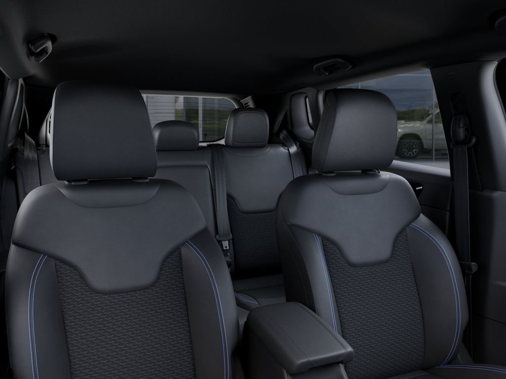 New 2026 Diamond Black Crystal Pearl-Coat Exterior Paint Jeep Latitude image 26
