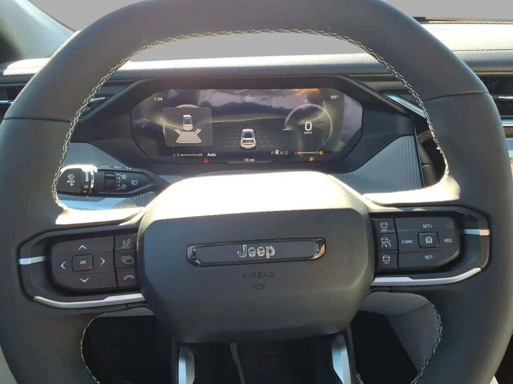 New 2026 Hydro Blue Pearl-Coat Exterior Paint Jeep Laredo image 19