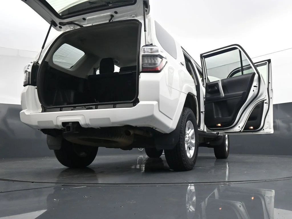 Used 2018 White Toyota SR5 image 40