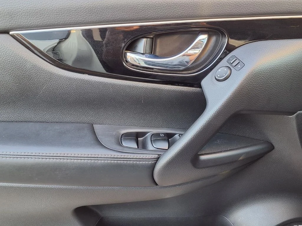 Used 2017 White Nissan SL image 21