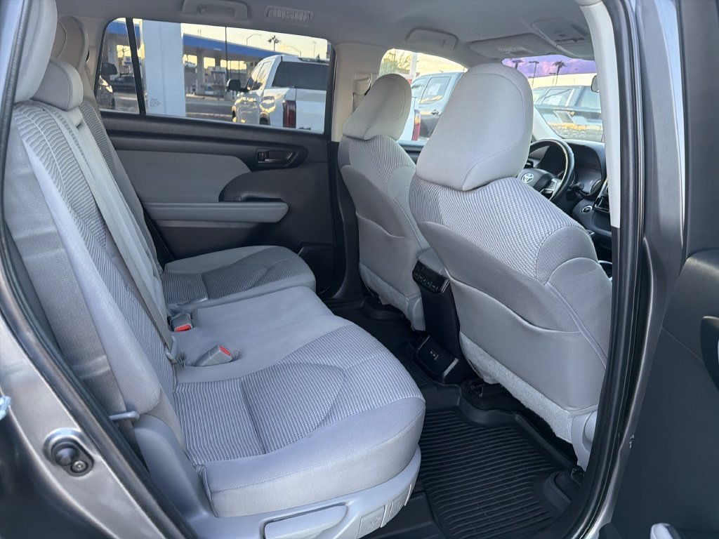 2023 Toyota Highlander L - Photo 30