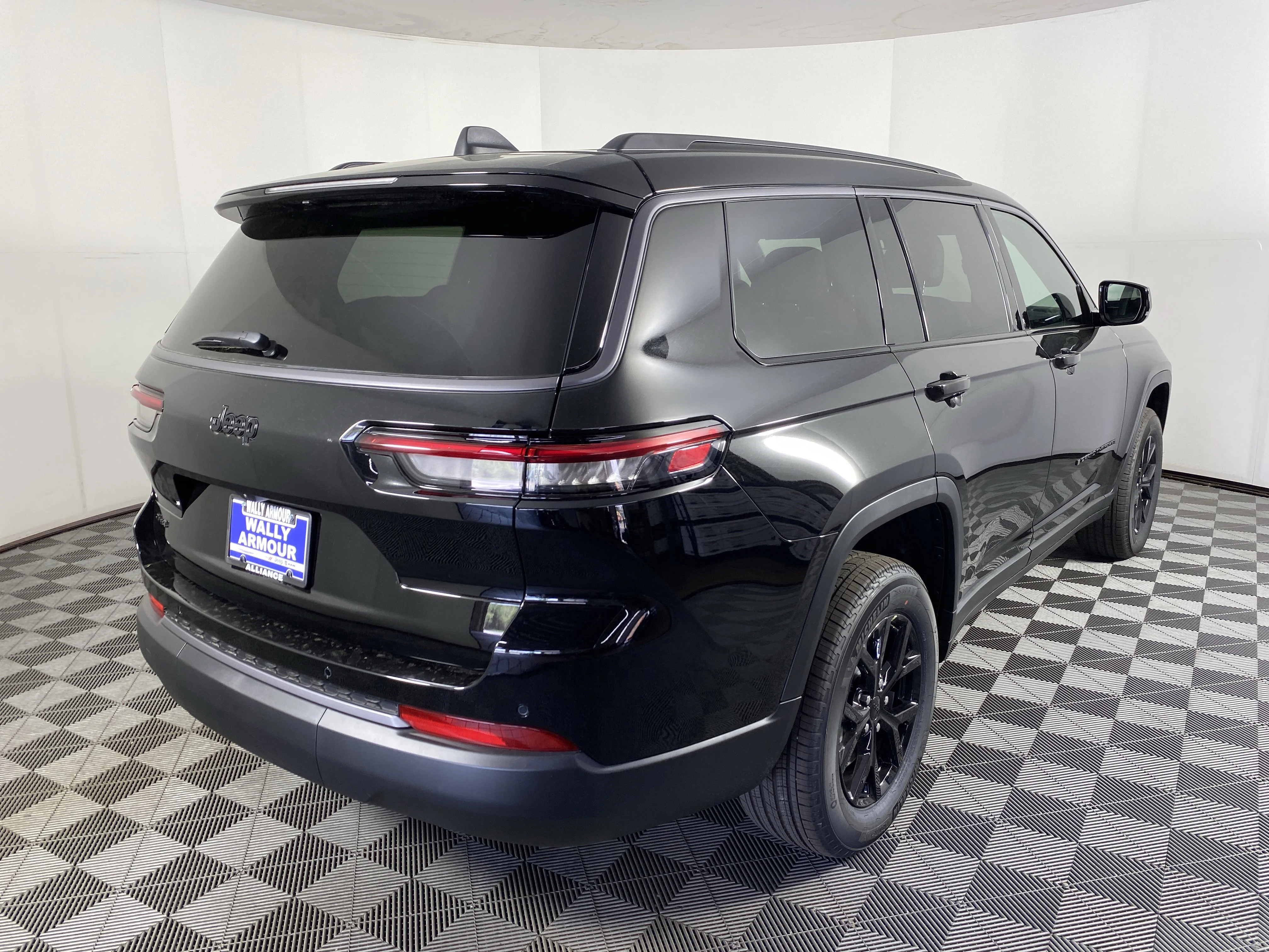 New 2026 Diamond Black Crystal Pearl-Coat Exterior Paint Jeep Laredo image 8