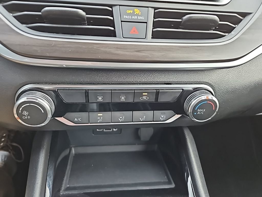 Used 2024 Silver Nissan SV FWD image 17