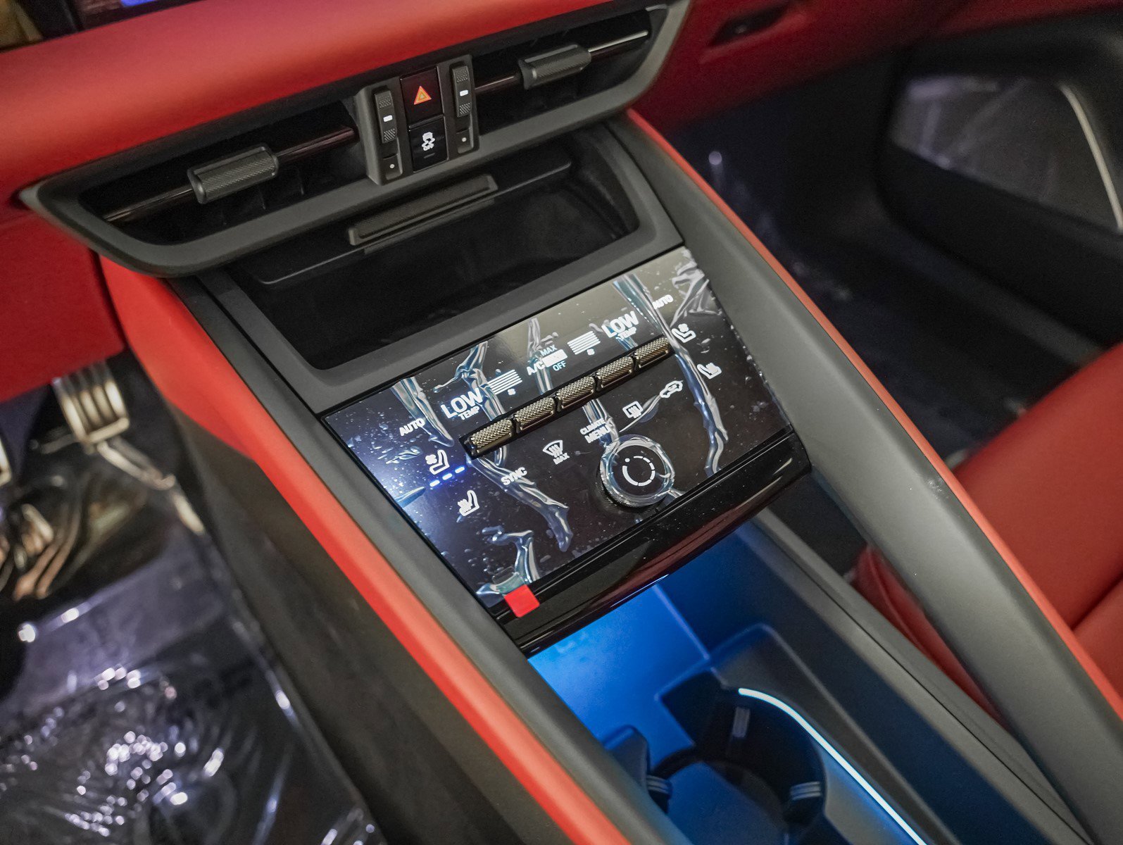 2025 Porsche Macan Turbo Electric - Photo 19