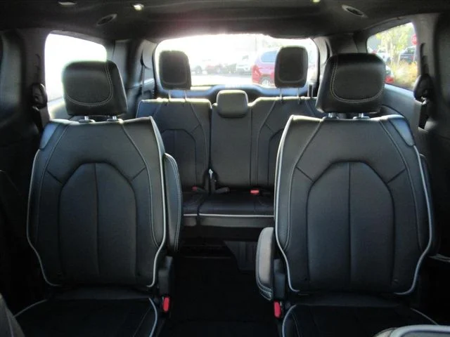 New 2026 Diamond Black Crystal Pearl-Coat Exterior Paint Chrysler Limited image 27