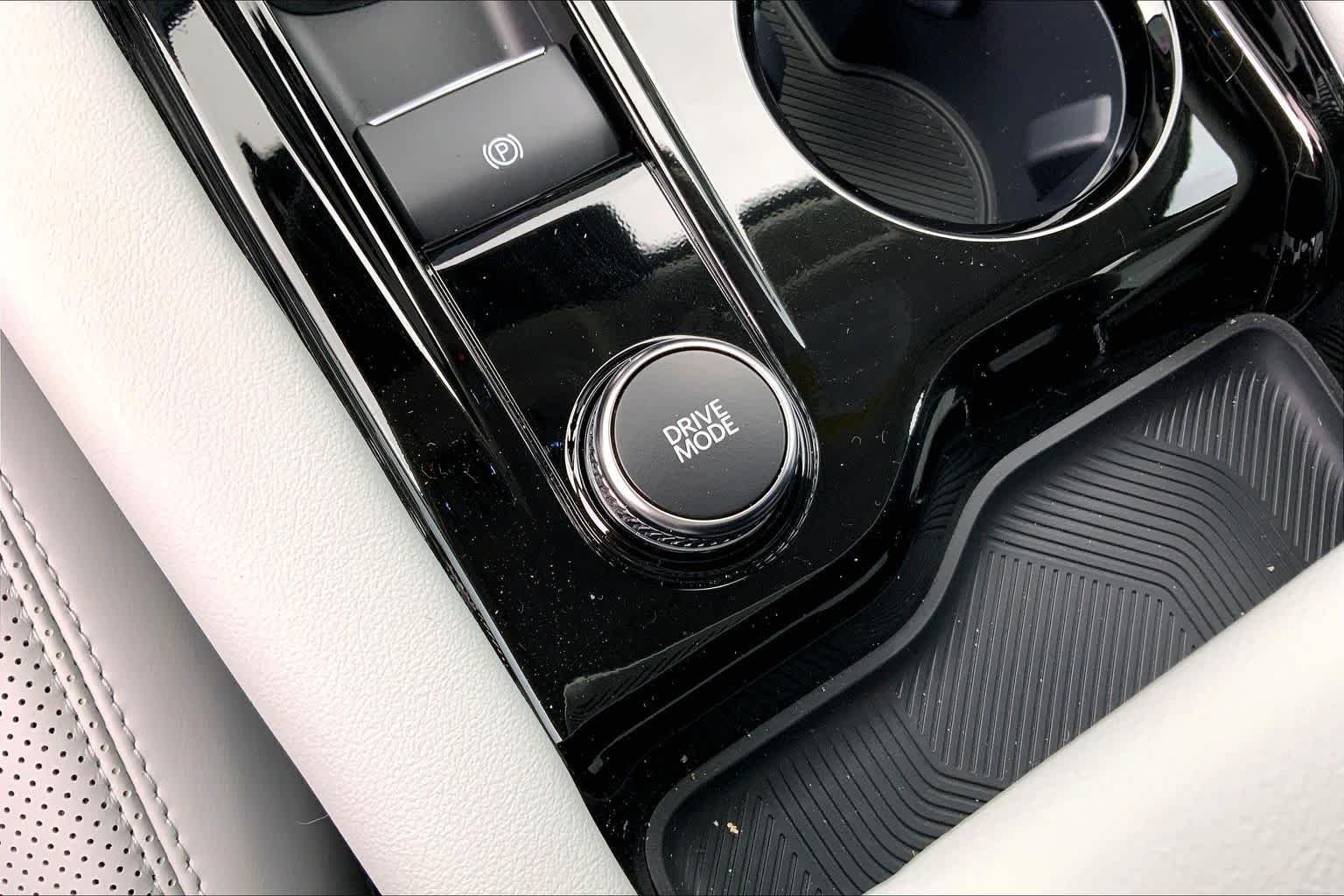 New 2026 Star White Metallic Tri-Coat Ford Platinum™ image 16