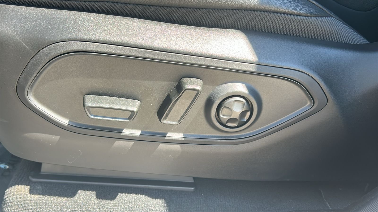New 2026 Silver Zynith Exterior Paint Jeep Altitude image 21