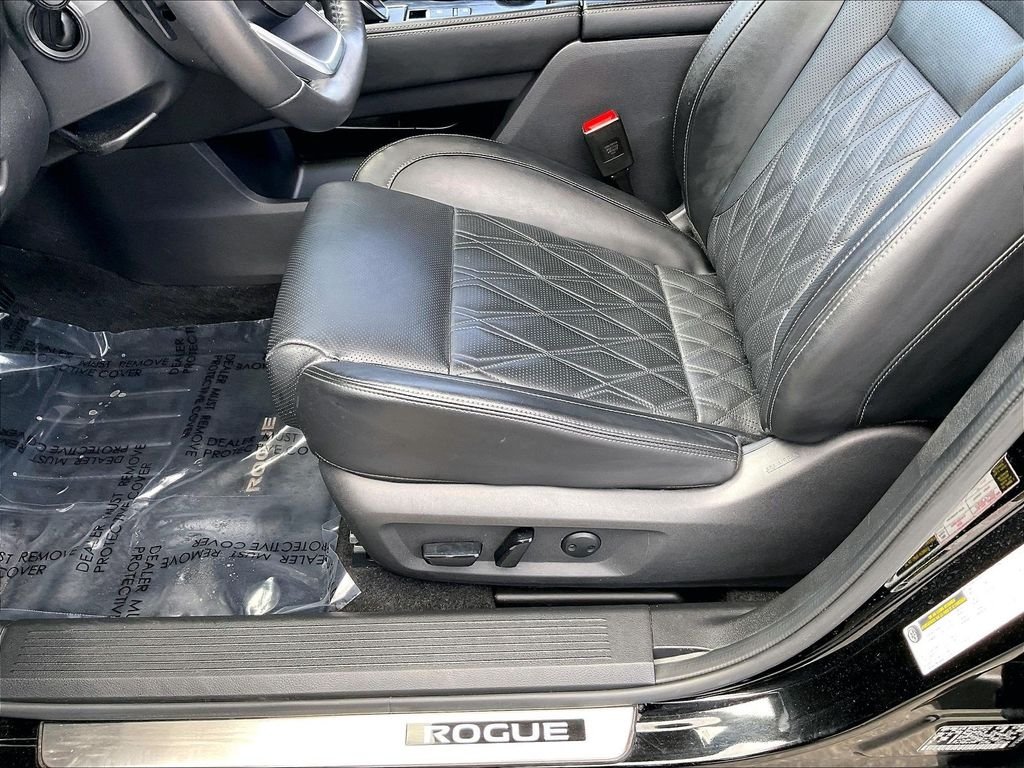 Used 2023 Super Black Nissan Platinum image 35