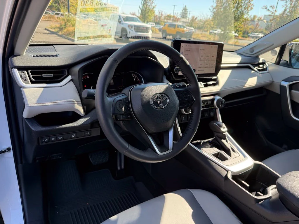 Used 2025 Pearl Toyota XLE Premium image 13