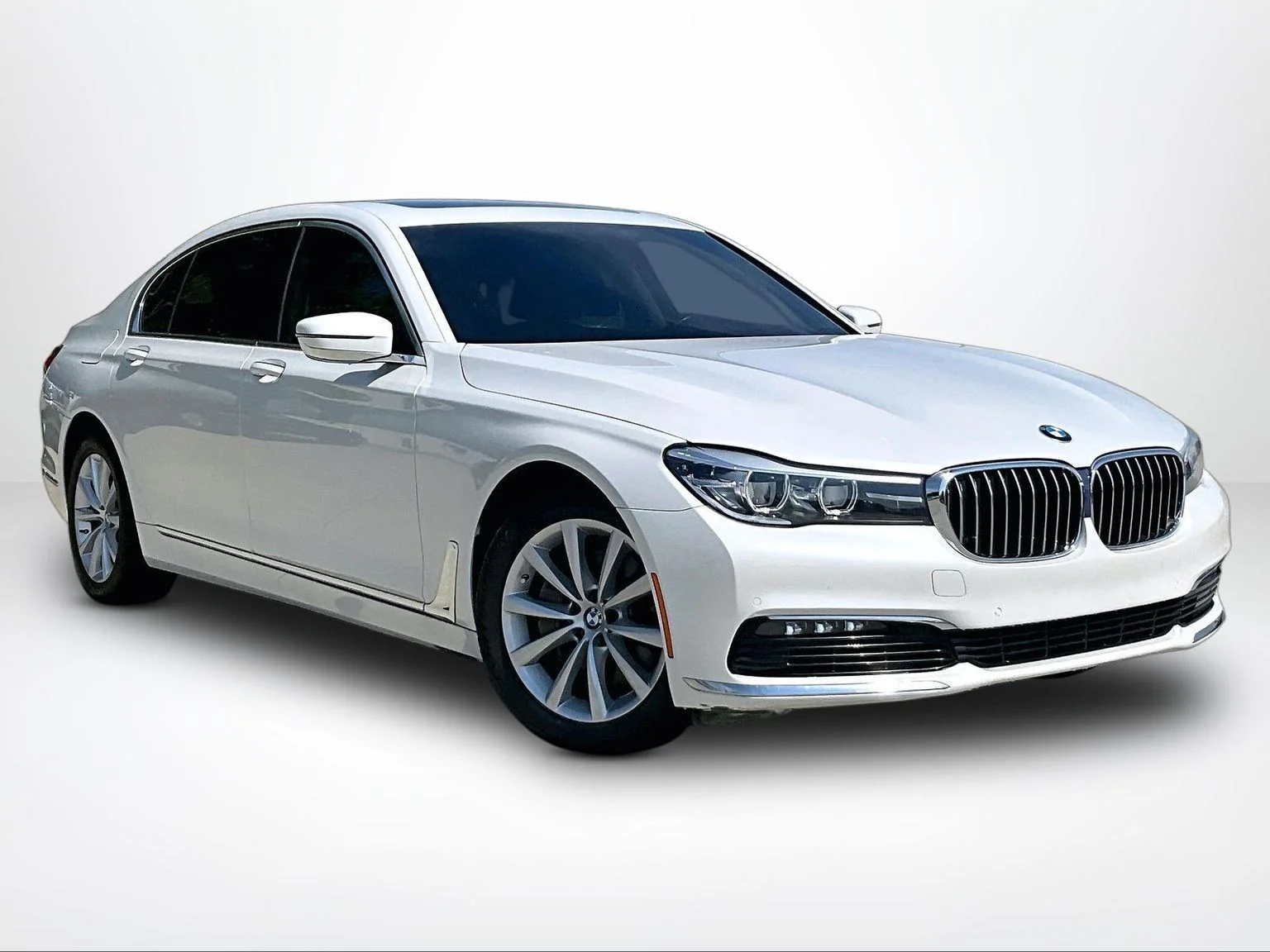 Used 2018 White BMW 740i xDrive image 13