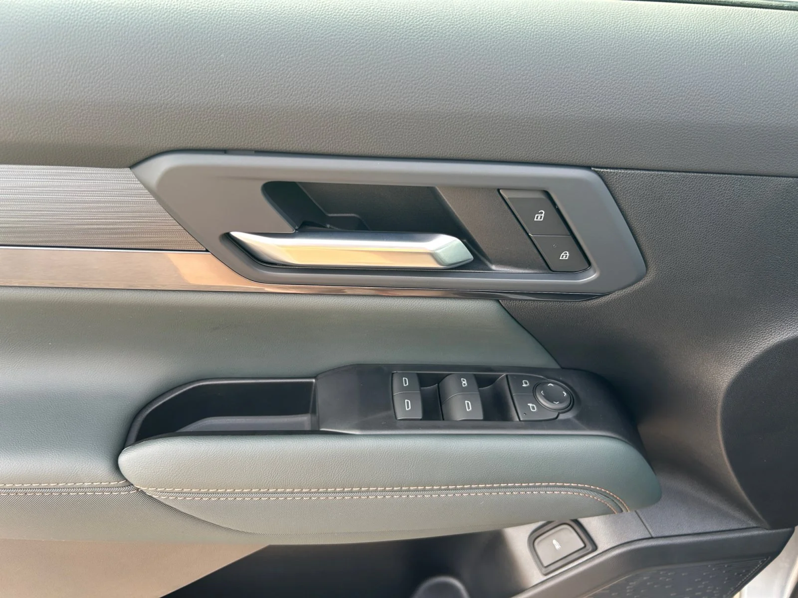 New 2027 Sterling Metallic GMC AWD AT4 image 17