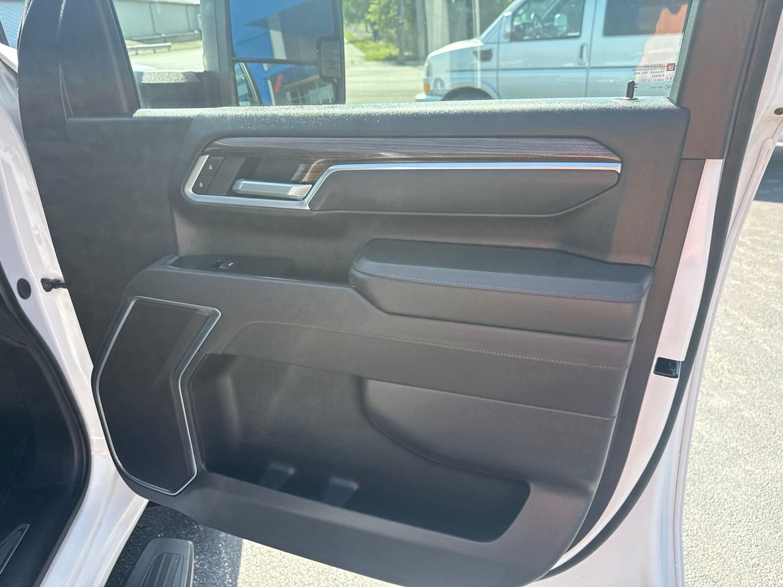 Used 2025 White Chevrolet LT image 21