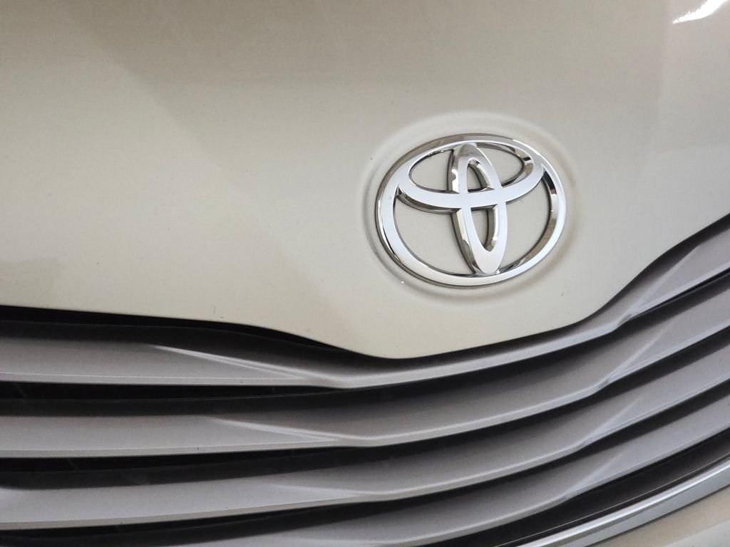 Used 2017  Toyota XLE image 13