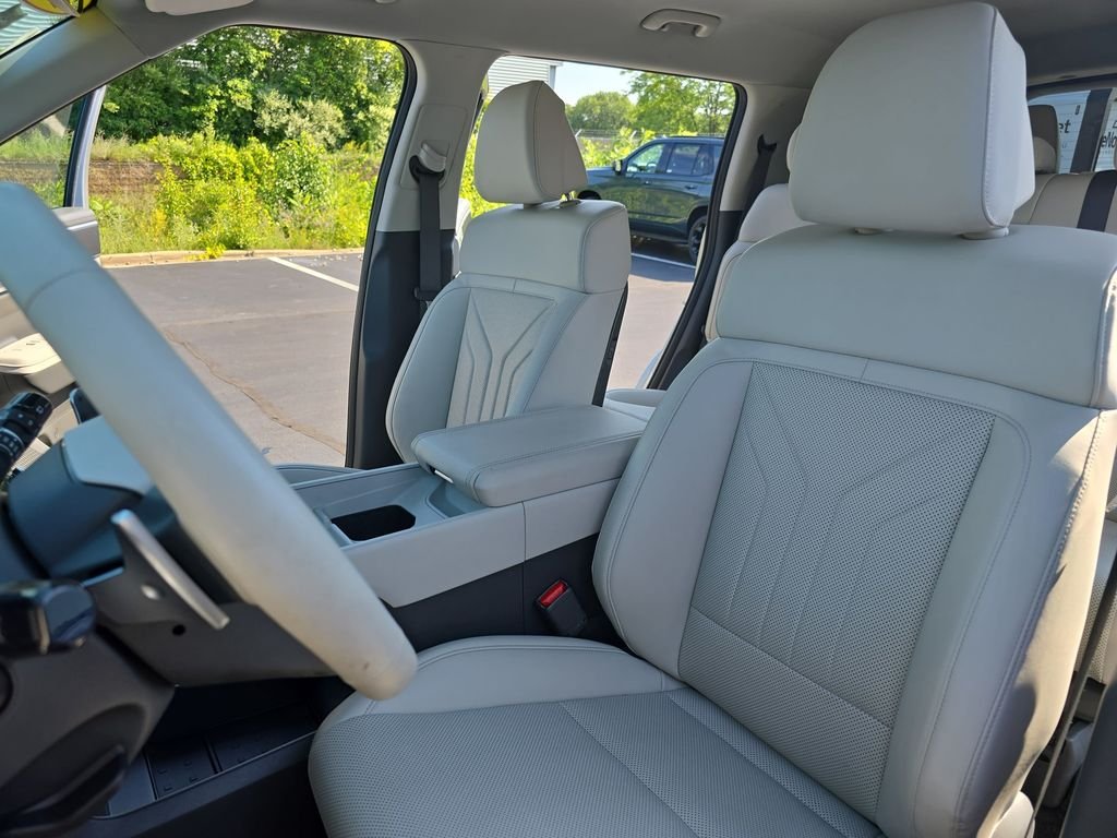 Used 2025 Silver Hyundai SEL image 17