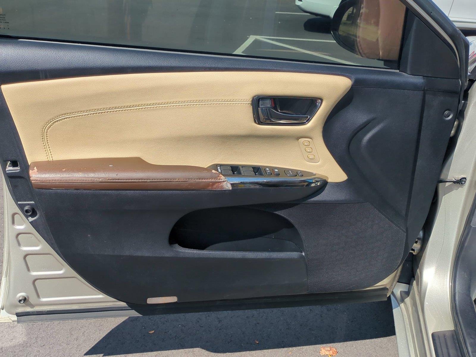 Used 2013  Toyota XLE Touring image 14