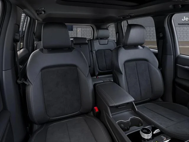 New 2026 Diamond Black Crystal Pearl-Coat Exterior Paint Jeep Laredo Altitude image 21