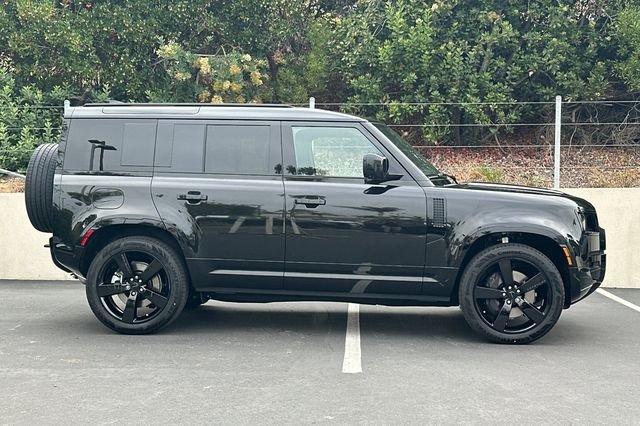 New 2026 Santorini Black Land Rover X-Dynamic SE image 6
