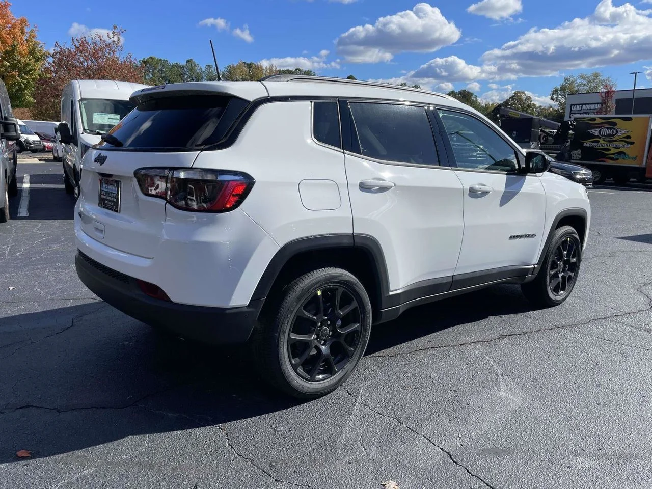 New 2026 Bright White Clear-Coat Exterior Paint Jeep Latitude image 9