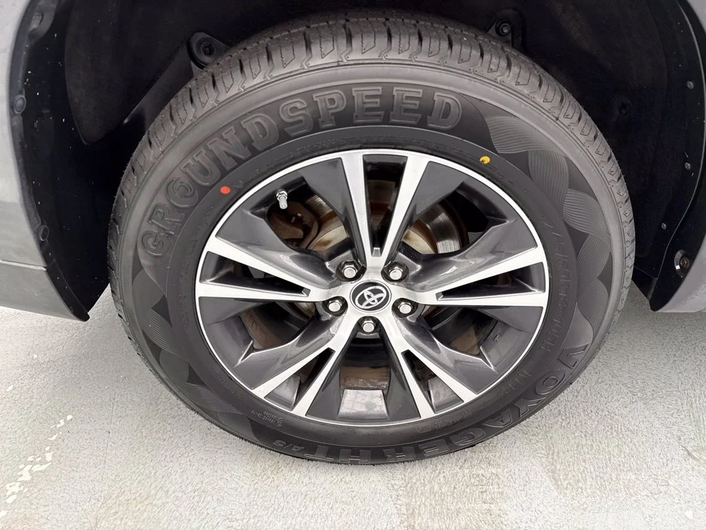 Used 2015 Gray Toyota LE Plus V6 image 10