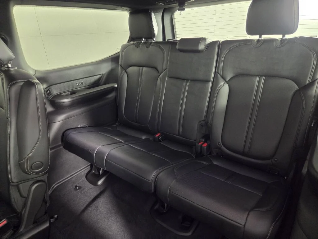 New 2026 Bright White Clear-Coat Exterior Paint Jeep  image 18