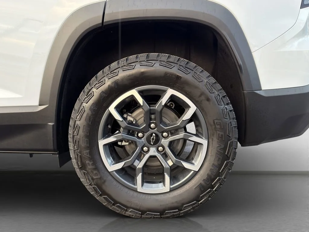 New 2026 Polar White Tricoat Chevrolet ACTIV image 23