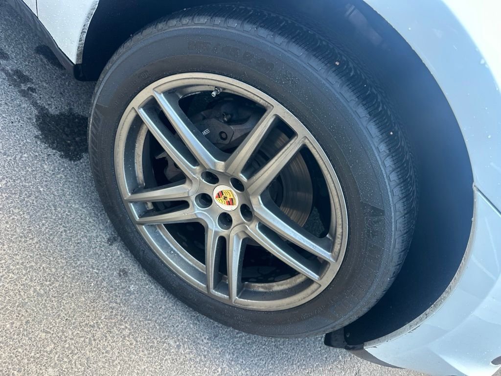 Used 2021  Porsche Base image 5