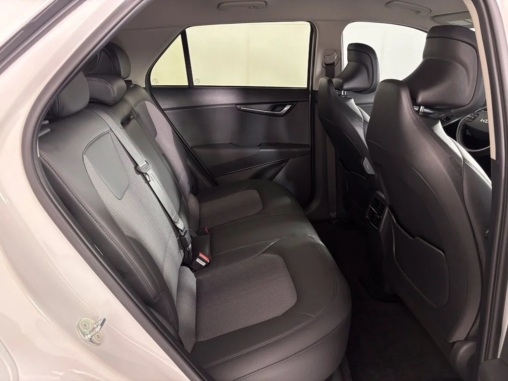 Used 2023 White Kia Wind image 41