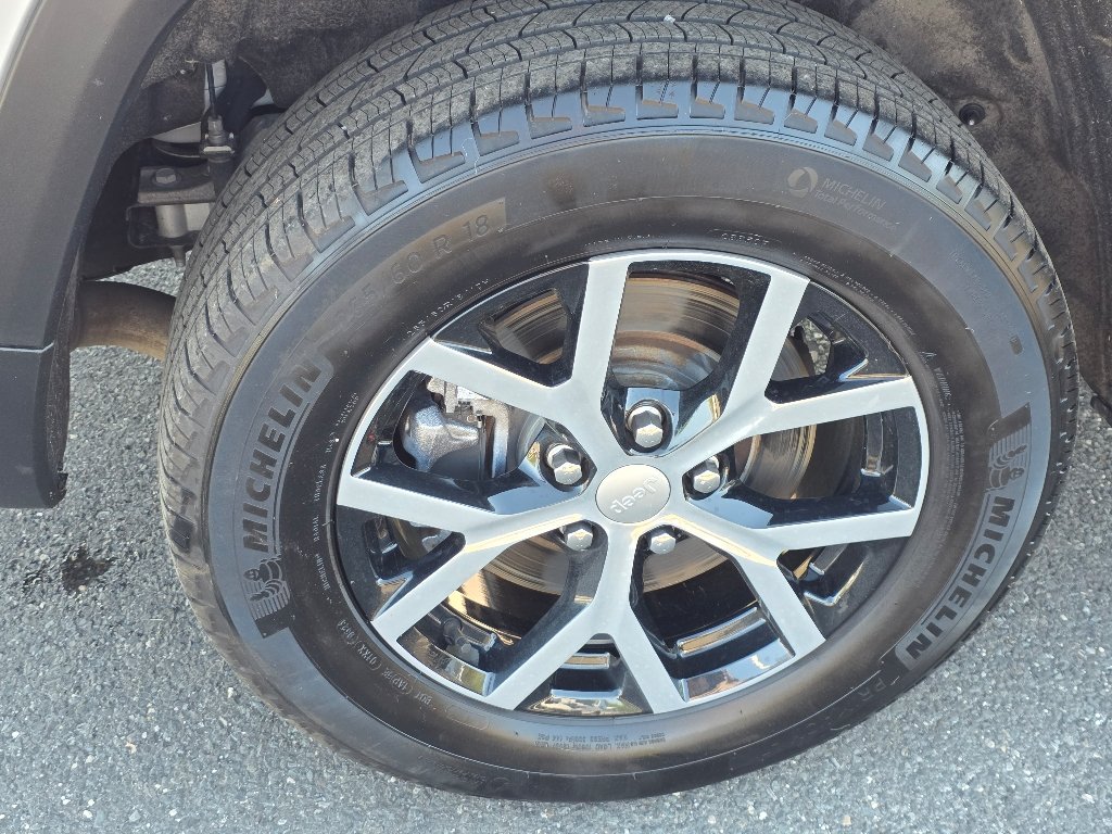 Used 2023 Silver Zynith Clear Coat Jeep Limited image 24