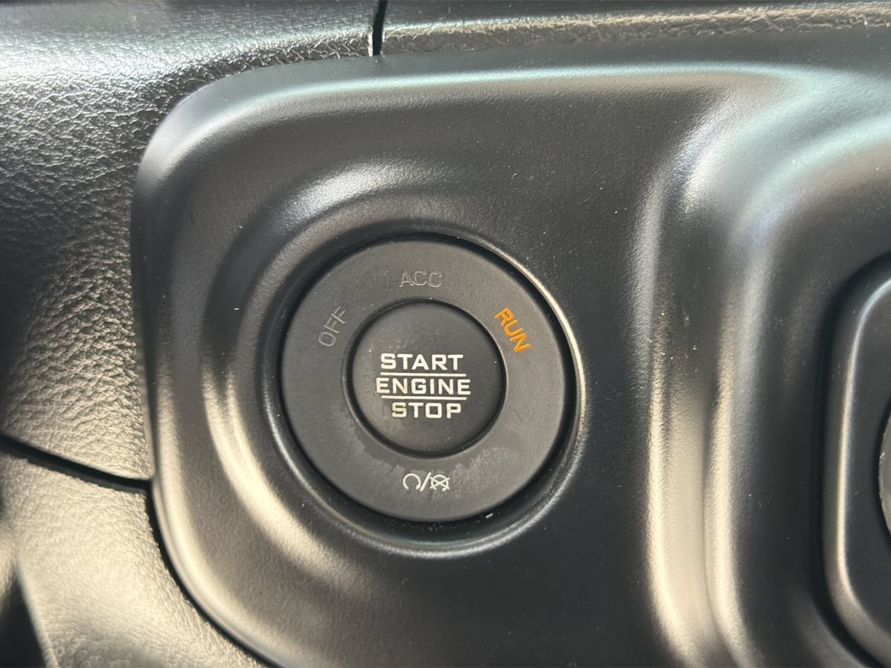 Used 2022 Sting-Gray Clearcoat Jeep Unlimited Sahara image 30