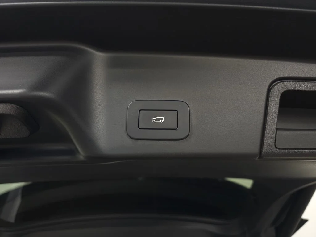Used 2023 White Land Rover R-Dynamic SE image 6