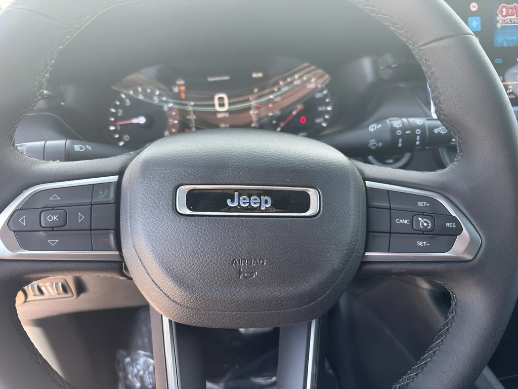 New 2026 Hydro Blue Pearl-Coat Exterior Paint Jeep Latitude Altitude image 38