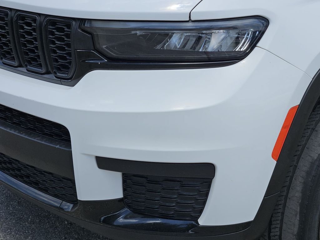 Used 2023 White Jeep Altitude image 8