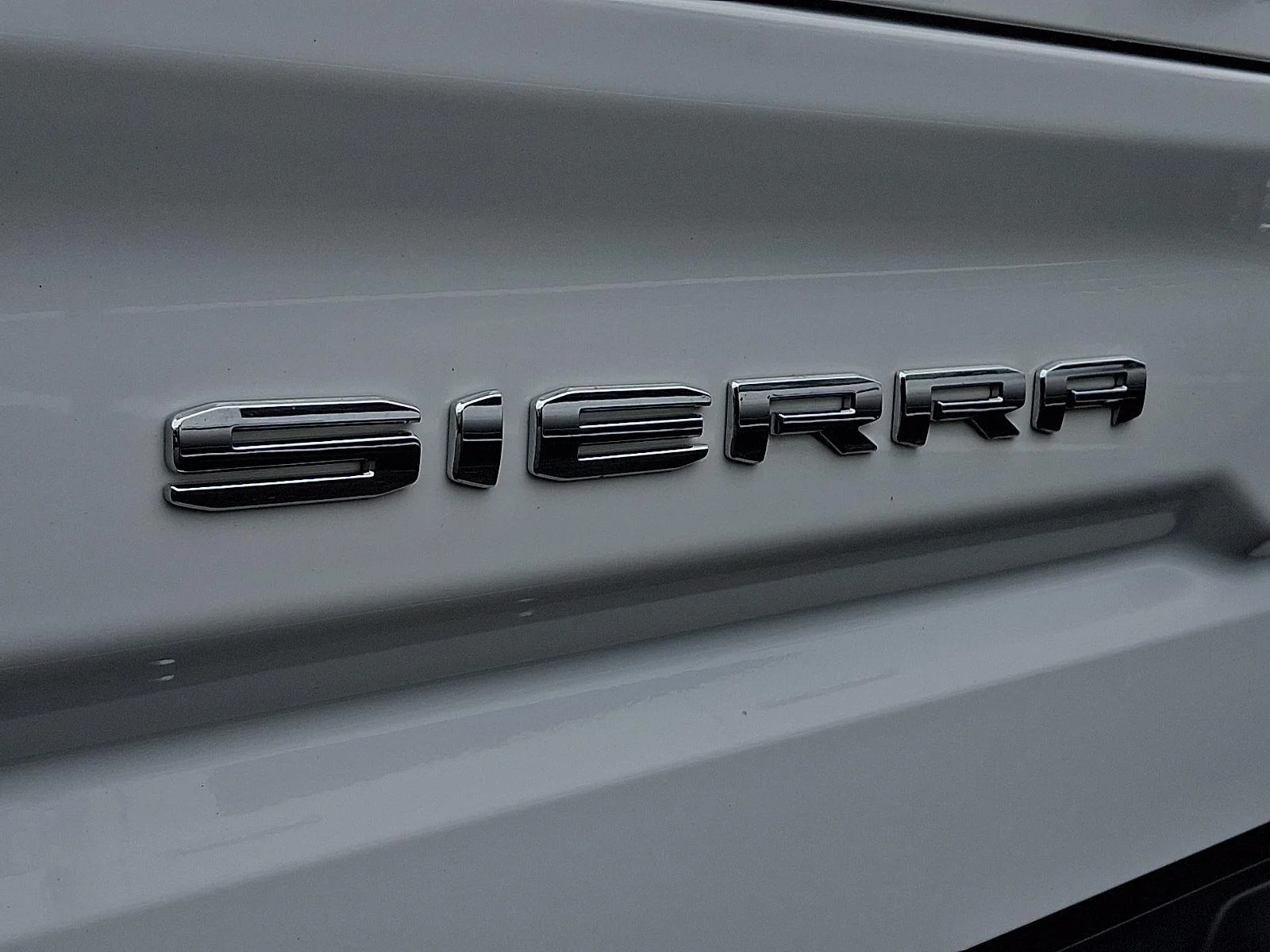 Used 2025 Summit White GMC AT4 image 32