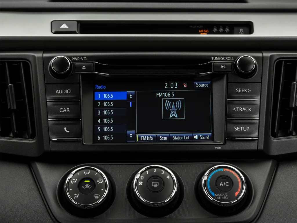 Used 2018 Silver Toyota LE image 18