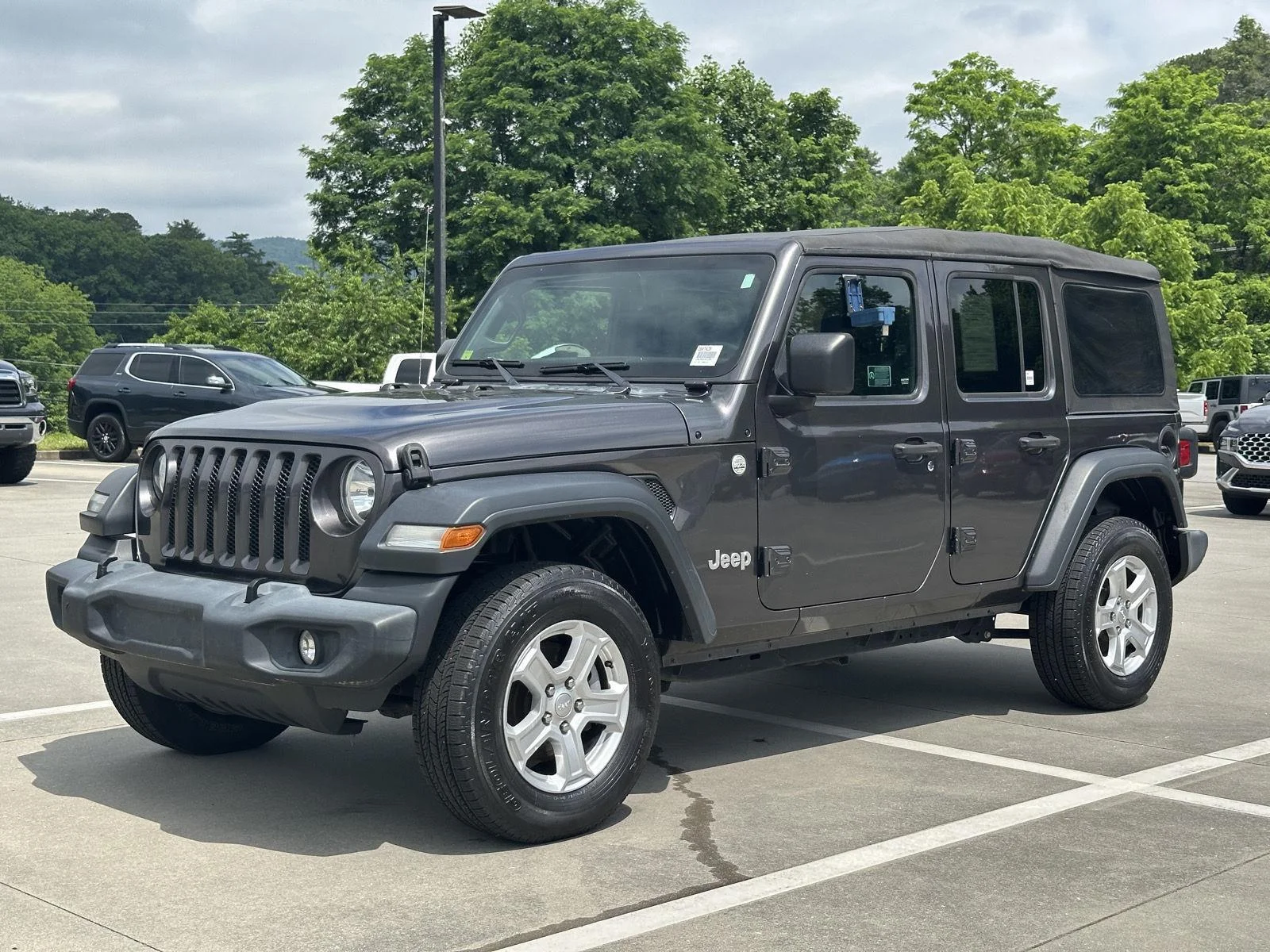 Used 2018 Granite Crystal Clearcoat Metallic Jeep Sport S image 3
