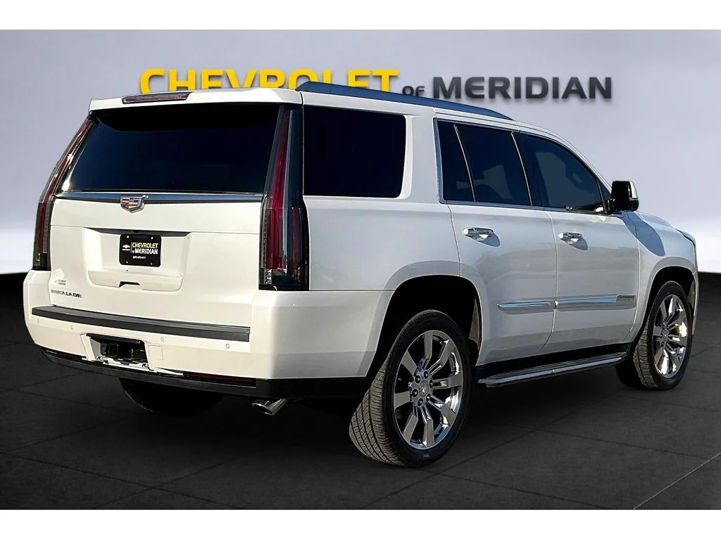 Used 2016 CRYSTAL WHITE TRICOAT Cadillac Luxury Collection image 10