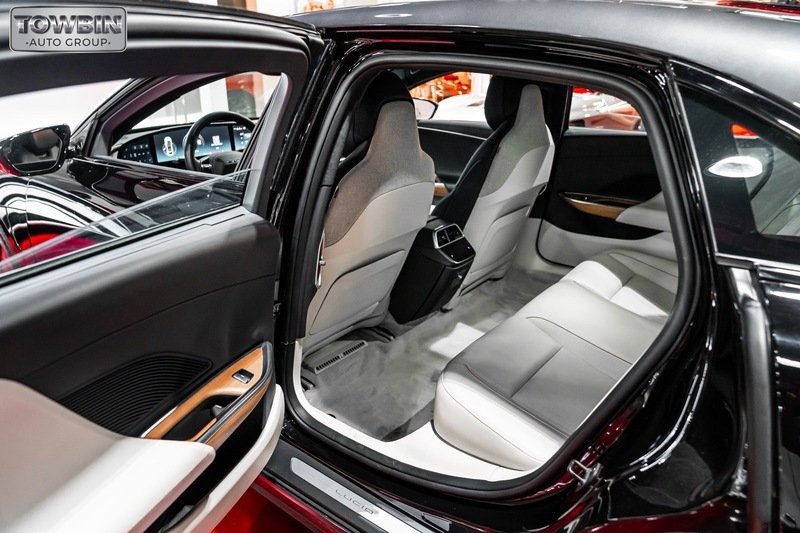 Used 2024  Lucid Touring image 12